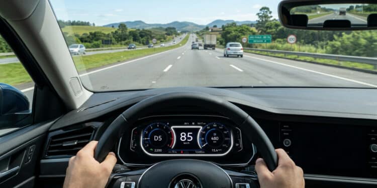 A velocidade ideal para economizar combustível não é 80 nem 90 km/h, pesquisadores chegaram a um número que surpreende