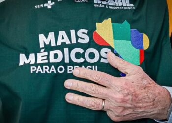 Governo Lula é alvo de denúncia na Câmara dos EUA sob acusação de promover "tráfico de médicos"