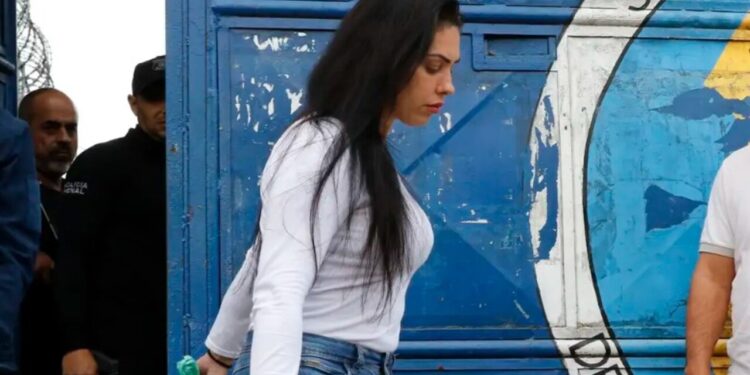 Monique Medeiros volta para a prisão após se entregar no Rio no caso Henry Borel