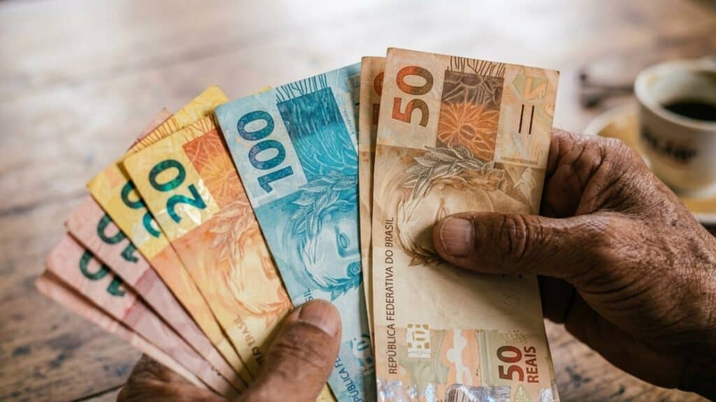 Pagamento de R$ 1.621 está disponível para grupo específico de brasileiros sem previdência