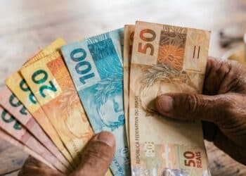 Pagamento de R$ 1.621 está disponível para grupo específico de brasileiros sem previdência