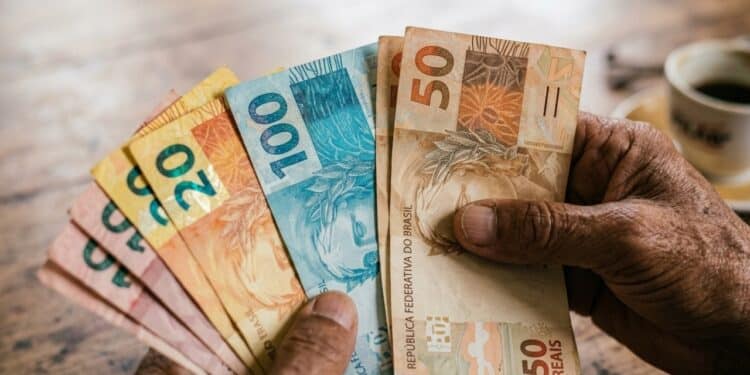 Pagamento de R$ 1.621 está disponível para grupo específico de brasileiros sem previdência