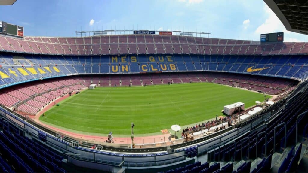A impressionante reforma que o Barcelona faz no estádio do Camp Nou, com capacidade aproximada para 105 mil torcedores e investimento de R$ 8,9 bilhões