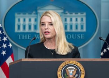 Donald Trump demite procuradora-geral Pam Bondi e decisão gera forte repercussão em Washington