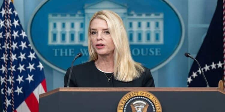 Donald Trump demite procuradora-geral Pam Bondi e decisão gera forte repercussão em Washington