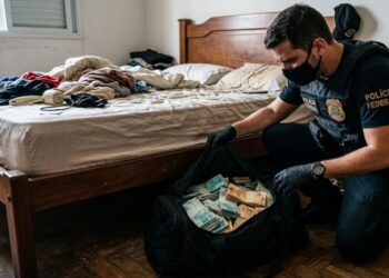 Auditor da Receita Federal é alvo de operação da PF e R$ 233 mil em dinheiro vivo é encontrado debaixo da sua cama