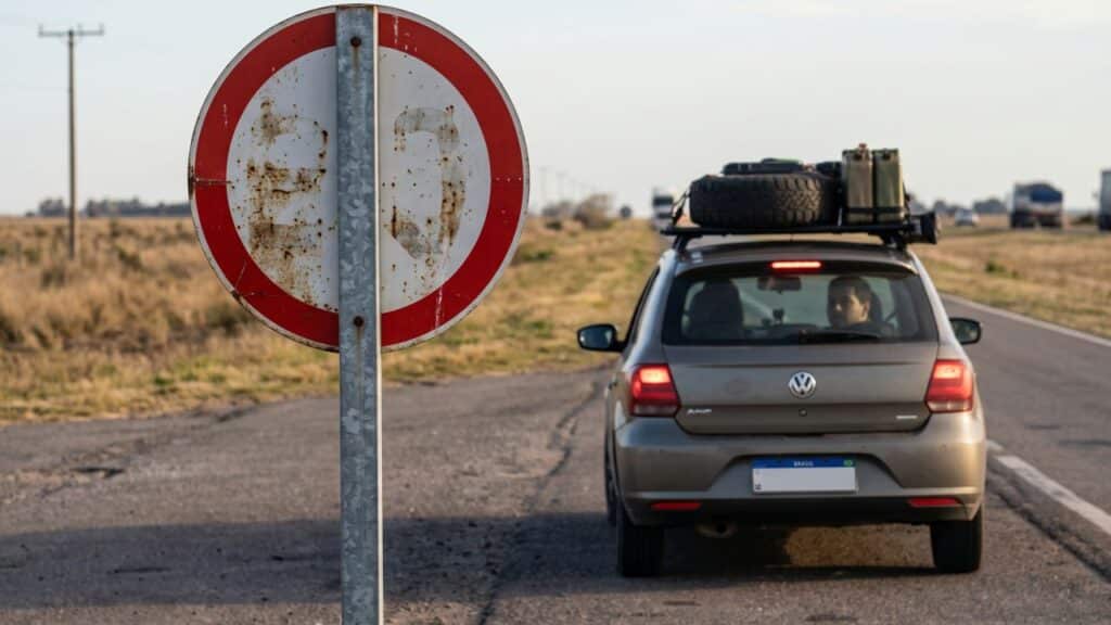 Poucos motoristas sabem o que a placa de trânsito com círculo vermelho e faixa preta significa e por que é usada em todas as rodovias