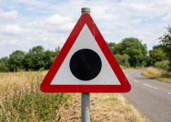 Você sabe o que significa a placa do triângulo com círculo? 90% dos motoristas erram