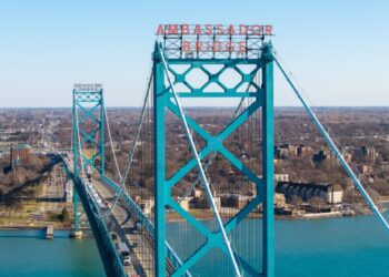 A ponte privada de 1929 que continua sendo a principal ligação comercial entre Estados Unidos e Canadá e sustenta enorme fluxo de cargas na fronteira com seus 2.286 metros de extensão