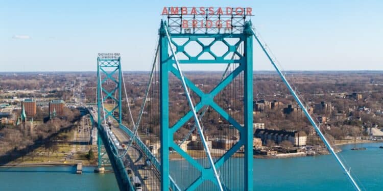 A ponte privada de 1929 que continua sendo a principal ligação comercial entre Estados Unidos e Canadá e sustenta enorme fluxo de cargas na fronteira com seus 2.286 metros de extensão