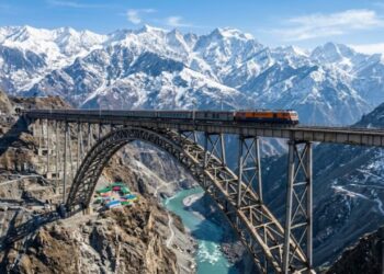 Ponte ferroviária mais alta do mundo é construída na Índia entre as montanhas nevadas do Himalaia com investimento de R$ 898,3 milhões