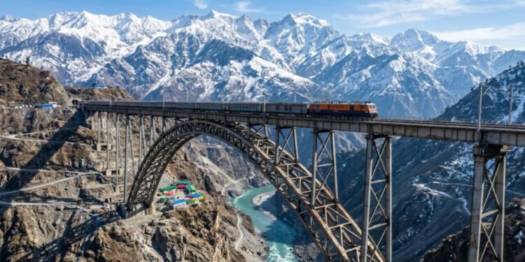 Ponte ferroviária mais alta do mundo é construída na Índia entre as montanhas nevadas do Himalaia com investimento de R$ 898,3 milhões