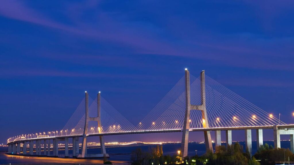 Maior ponte da Europa traz nome de time brasileiro, custou 900 milhões de euros e conecta Portugal ao Brasil