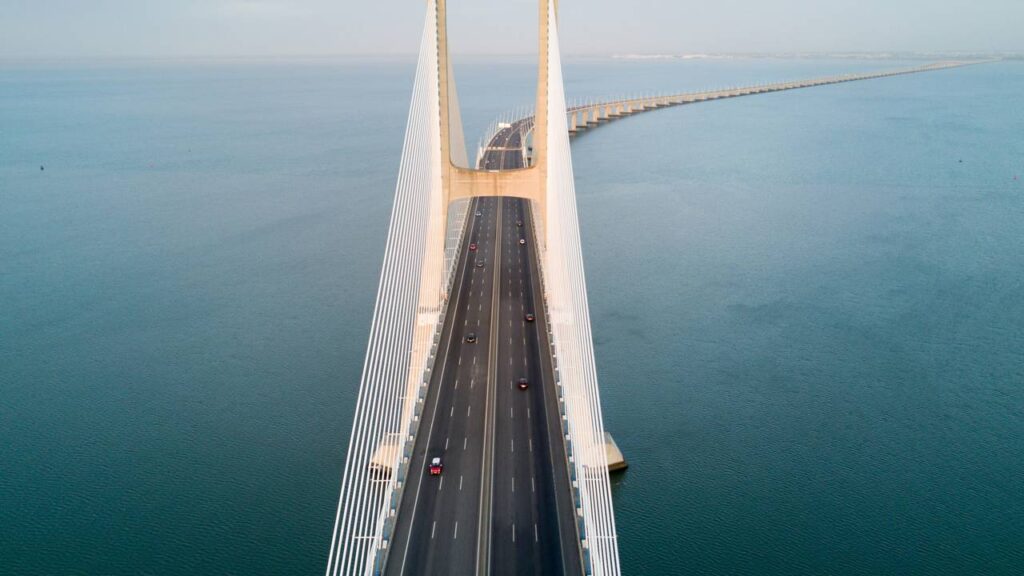 Maior ponte da Europa traz nome de time brasileiro, custou 900 milhões de euros e conecta Portugal ao Brasil