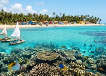 O destino escondido no extremo do país que possui águas mais transparentes que as praias caribenhas