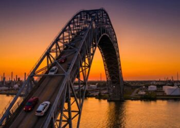 Reabertura de 'ponte assustadora' nos EUA chama atenção e motoristas comparam experiência de 61 metros a uma montanha-russa
