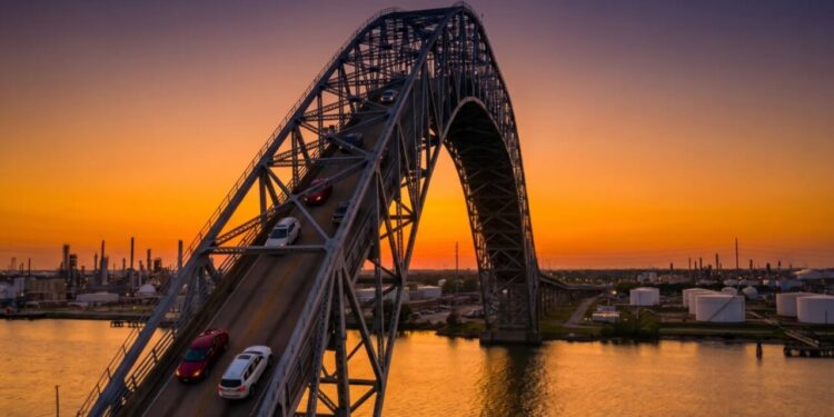 Reabertura de 'ponte assustadora' nos EUA chama atenção e motoristas comparam experiência de 61 metros a uma montanha-russa