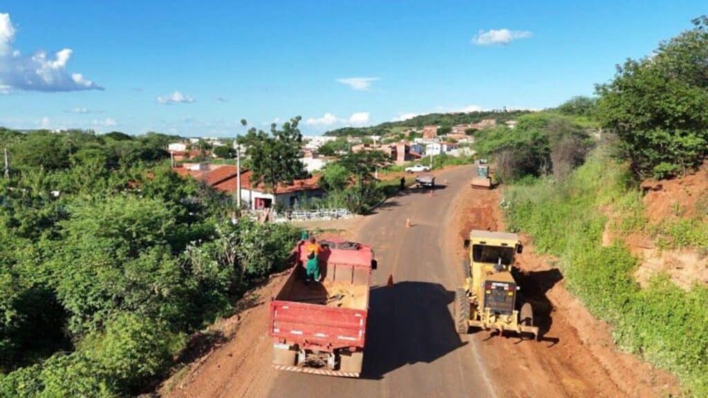 DER-PI dá início às obras em importante rodovia entre Picos e Aroeiras do Itaim com investimento de R$ 11, 2 milhões para melhorar a mobilidade e a segurança na região
