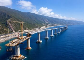 A estrada mais cara do mundo está sendo construída na França e impressiona o mundo com 9.000 km e viaduto de 5,4 km de extensão, sustentado por dezenas de pilares no oceano