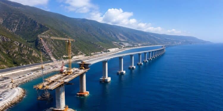 A estrada mais cara do mundo está sendo construída na França e impressiona o mundo com 9.000 km e viaduto de 5,4 km de extensão, sustentado por dezenas de pilares no oceano