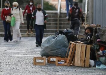 Número de pessoas em situação de rua no Brasil salta 88% em seis anos e acende alerta