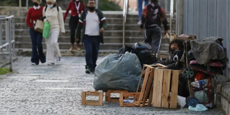 Número de pessoas em situação de rua no Brasil salta 88% em seis anos e acende alerta