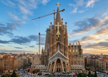 Megaobra na Sagrada Família de Gaudí chega à etapa final e se torna a maior igreja do mundo, atingindo 172,5 metros