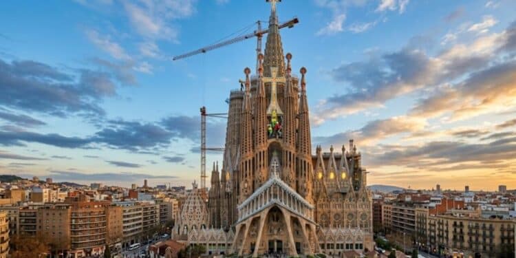 Megaobra na Sagrada Família de Gaudí chega à etapa final e se torna a maior igreja do mundo, atingindo 172,5 metros