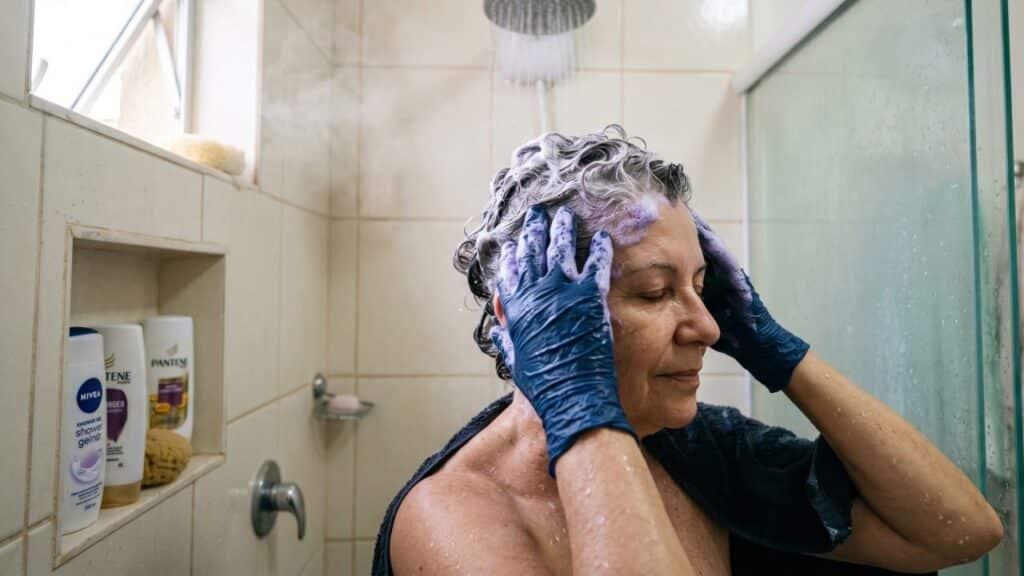 Mulheres 40+ estão apostando em shampoo tonalizante de farmácia que cobre até 70% dos fios brancos