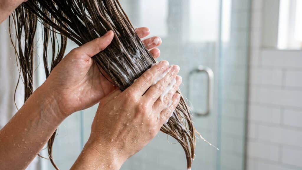 Shampoo depois do condicionador mantém o cabelo limpo por mais tempo