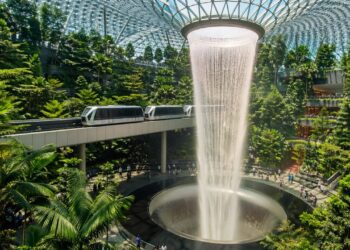 O aeroporto mais surpreendente do mundo tem cachoeira de 40 metros, floresta tropical, cinema grátis 24h e foi construído com megainvestimento de R$ 6,4 bilhões