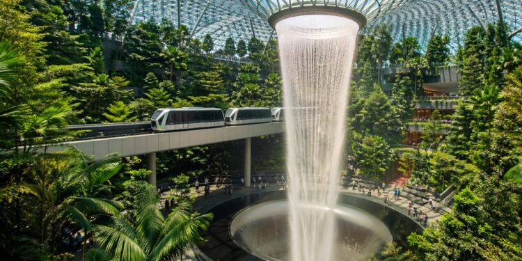 O aeroporto mais surpreendente do mundo tem cachoeira de 40 metros, floresta tropical, cinema grátis 24h e foi construído com megainvestimento de R$ 6,4 bilhões