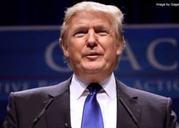 Donald Trump afirma que Irã está em colapso e tenta reabrir o Estreito de Ormuz