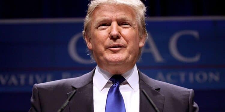 Donald Trump afirma que Irã está em colapso e tenta reabrir o Estreito de Ormuz