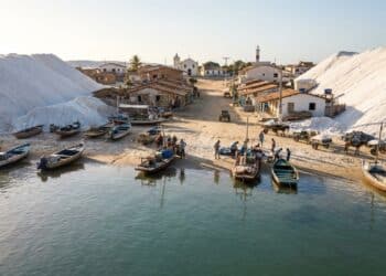 Sem carros e cercada por dunas: conheça a vila onde o acesso é feito apenas pelo rio e mar