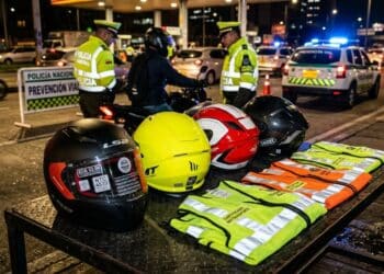 Motociclistas terão novas exigências para capacete e itens obrigatórios em outubro