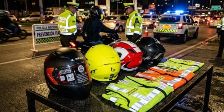Motociclistas terão novas exigências para capacete e itens obrigatórios em outubro