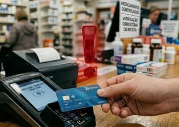 Quem usa cartões com aproximação no Brasil recebe comunicado importante sobre pagamentos diários