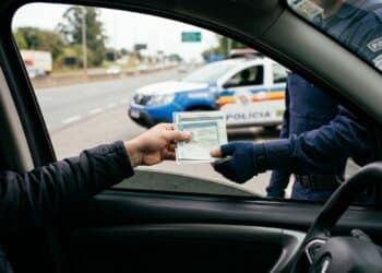 Multa certa atinge motoristas que esquecerem dois papéis obrigatórios do veículo