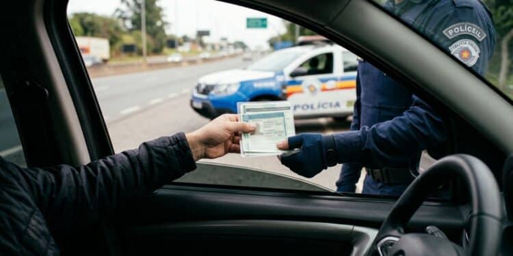 Multa certa atinge motoristas que esquecerem dois papéis obrigatórios do veículo
