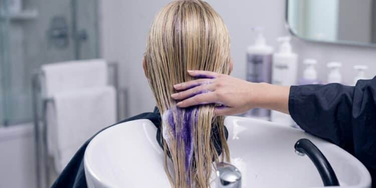 Shampoos para loiras: como manter tons frios e brilho entre as colorações