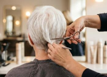 5 cortes curtos para cabelos brancos que deixam o rosto mais leve e moderno