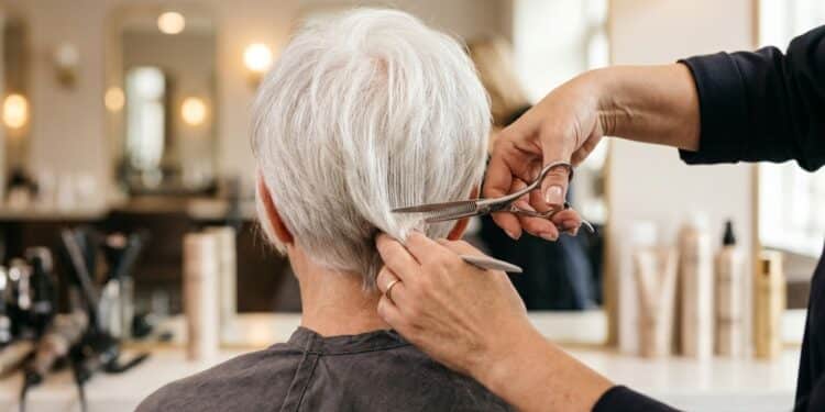5 cortes curtos para cabelos brancos que deixam o rosto mais leve e moderno