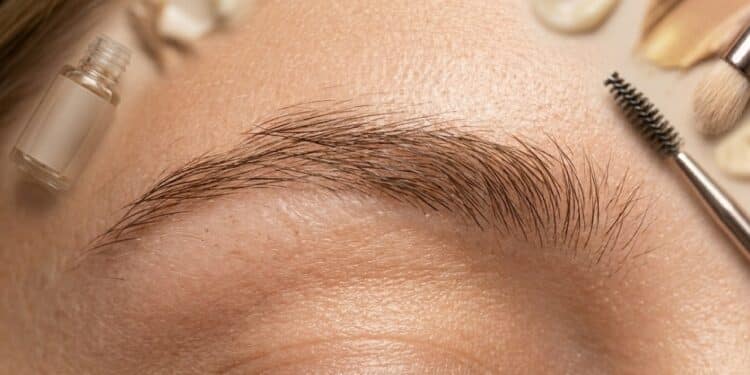 O fim das sobrancelhas falhadas: o método de preenchimento que parece natural (e não tatuagem)