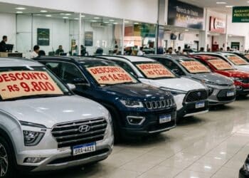 SUVs usados perdem até R$ 90 mil na Tabela FIPE em 2026 com guerra de preços e medo do custo das baterias