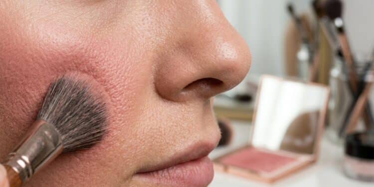 O blush em pó que permanece nas minhas bochechas mesmo depois de eu ter chorado, dançado e suado