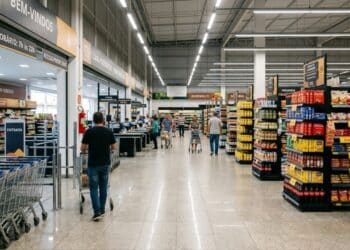 Supermercados devem seguir novas regras de atendimento e preços em 2026 para evitar multas de até R$ 10 mil