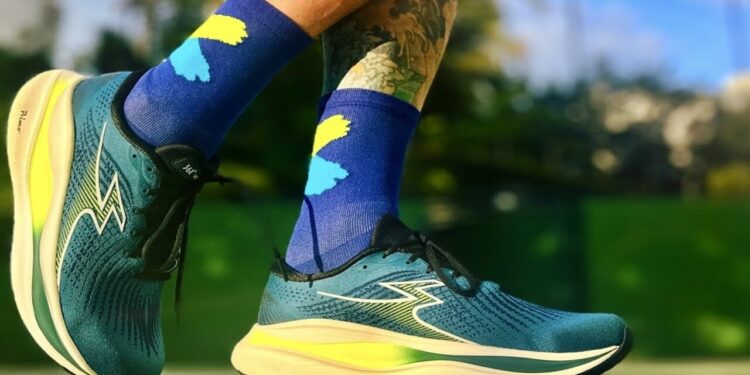 Nova marca chinesa de tênis estreia no Brasil e promete disputar mercado com Nike e Adidas