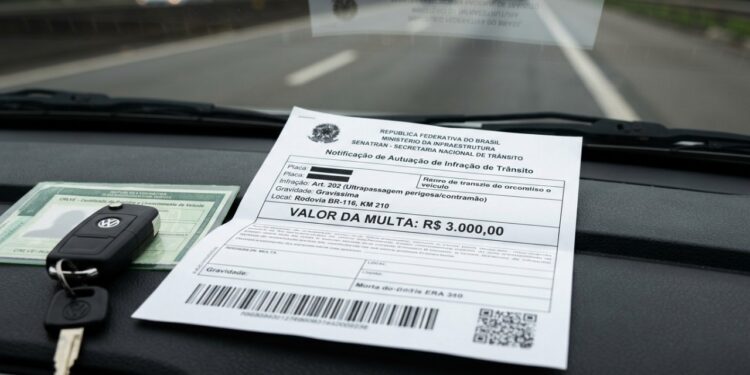 Multa de quase R$ 3 mil para ultrapassagem? Entenda o que é real e o que é projeto de lei na legislação de trânsito em 2026