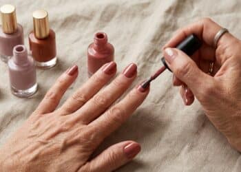 Mãos com aparência jovem: 7 tons de esmalte que substituem o nude básico